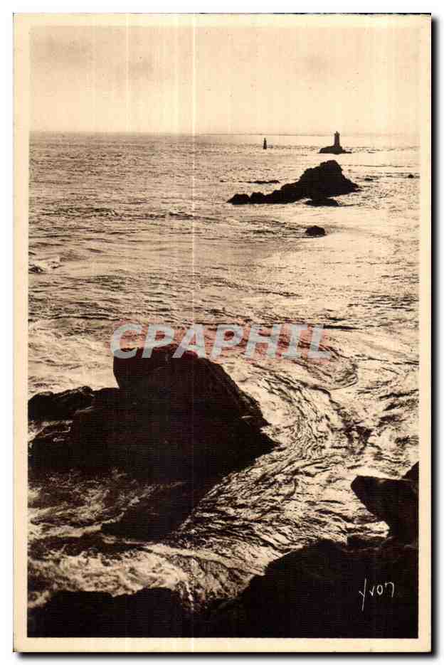CPA Pointe du Raz De sein (Finistere) L Eperon du Raz et la Phare de la Vieille