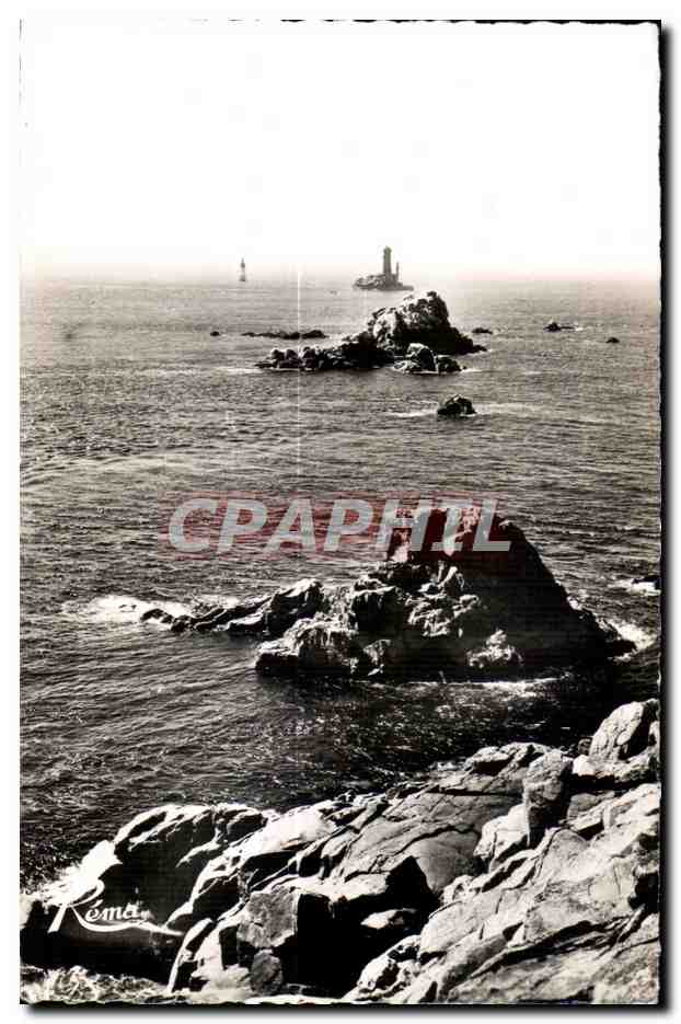 CPA La Pointe Du Raz Le Phare de la Vieille Au Fond I lle de Sein