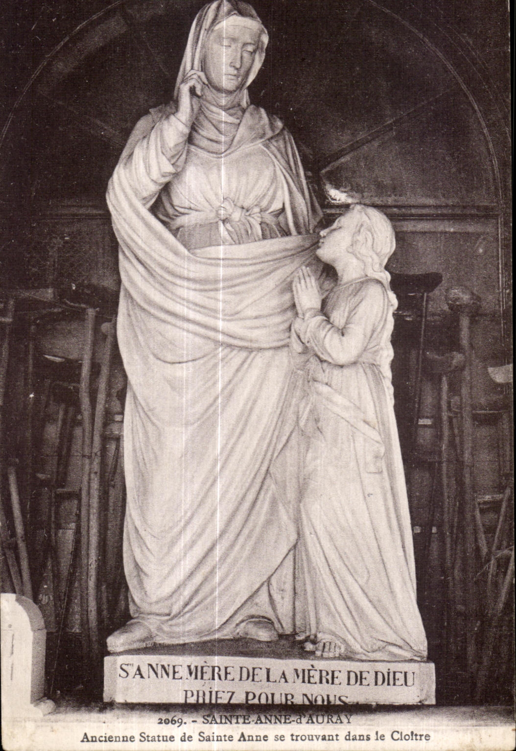 CPA Sainte Anne d Auray Ancienne Statue de Sainte Anne trouvant dans le Cloitre