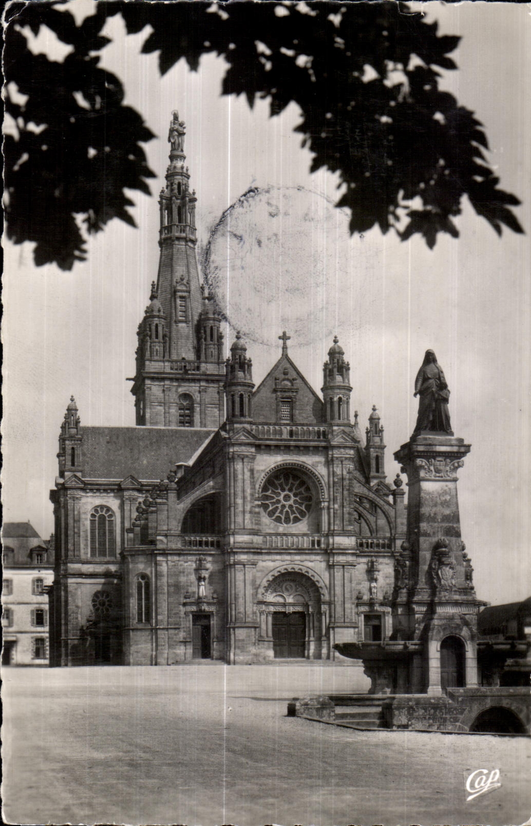 Sainte Anne d Auray - La Basilique et La Fontaine - CPA 