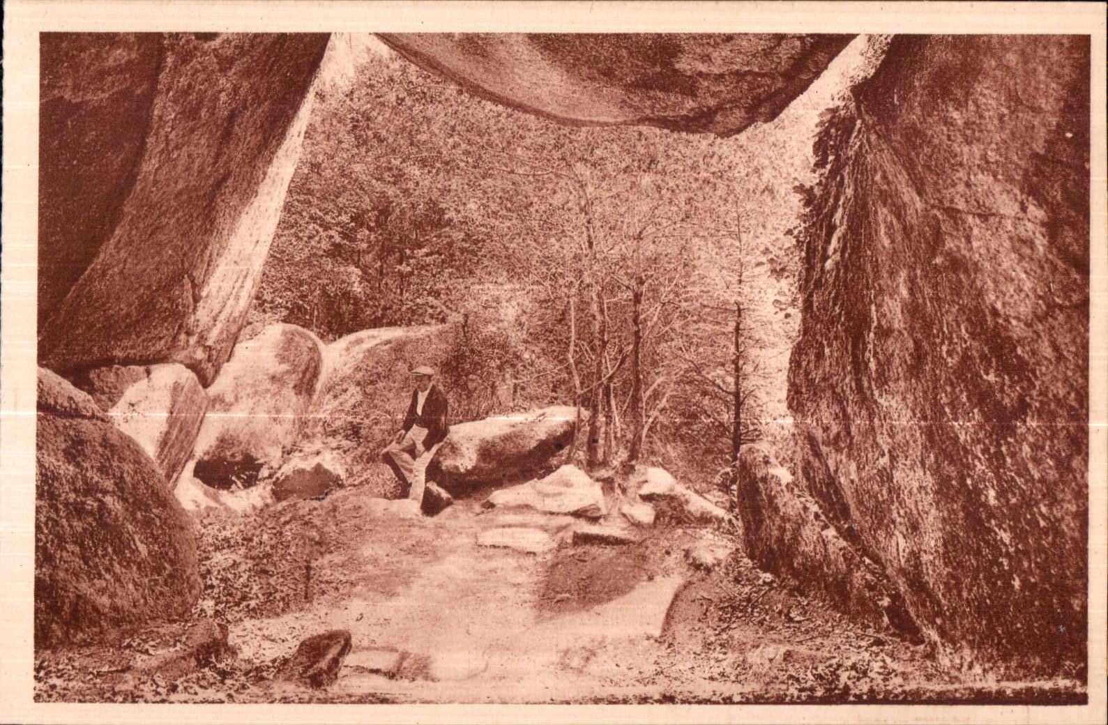 Le Huelgoat - Interieur de la Grotte d Artus - CPA 