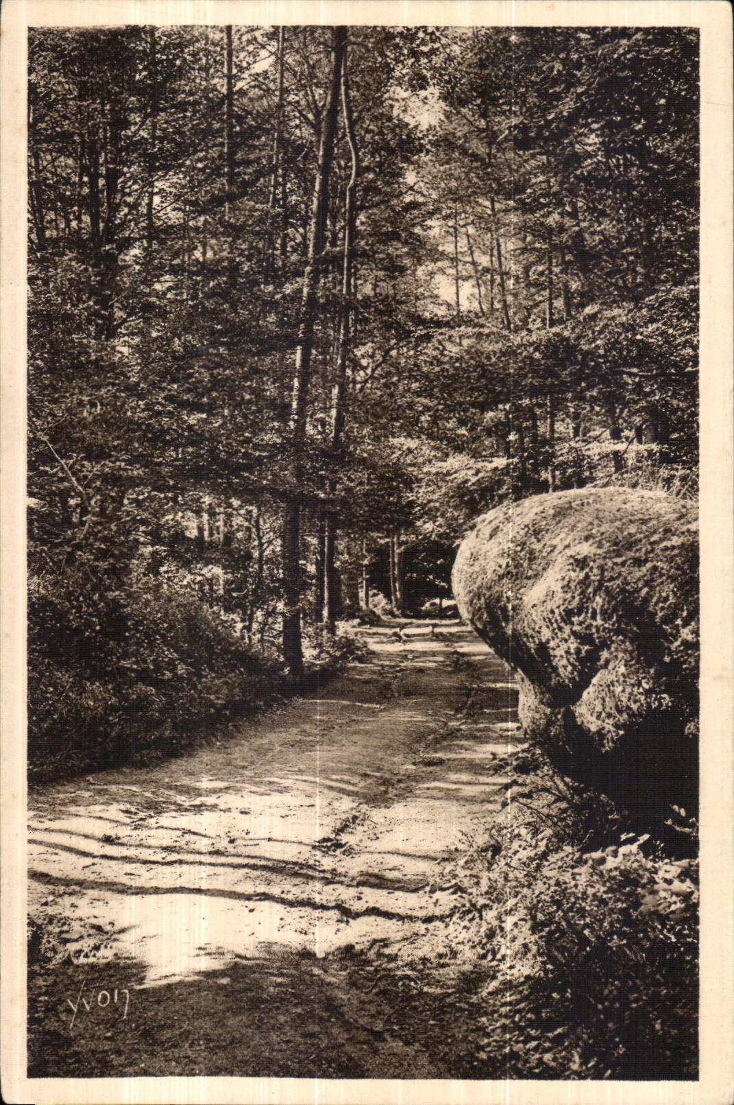 Huelgoat - Route pres de la Grotte d Artus - CPA 
