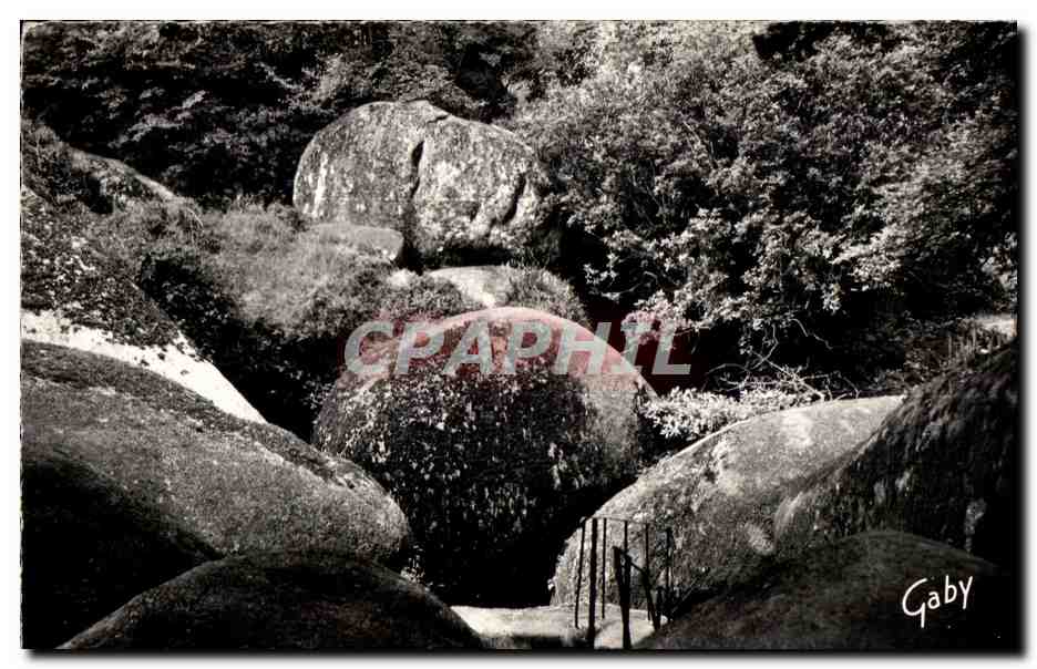 CPA Le Huelgoat (Finistere) Les Rochers a la Grotte du Diable