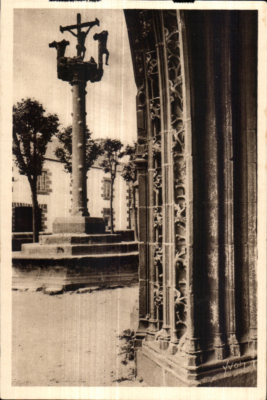 CPA Lampaul (Finistere) Details du Porche et Calvaire