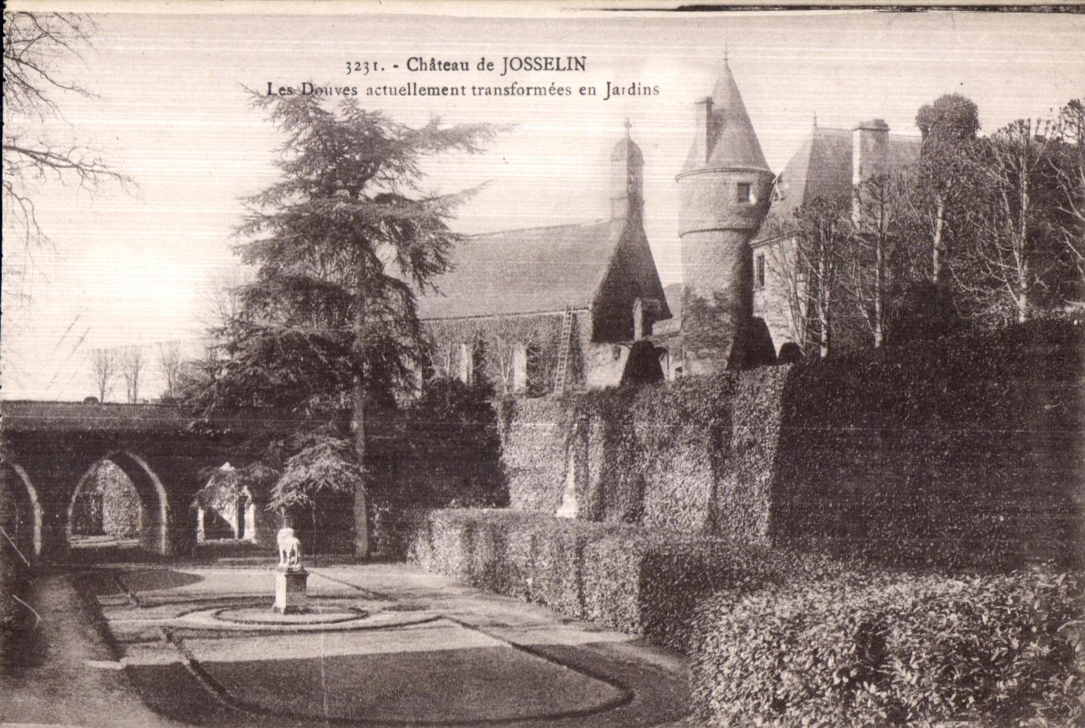 CPA Chateau de Josselin Les Douves actuellement transformees en Jardins