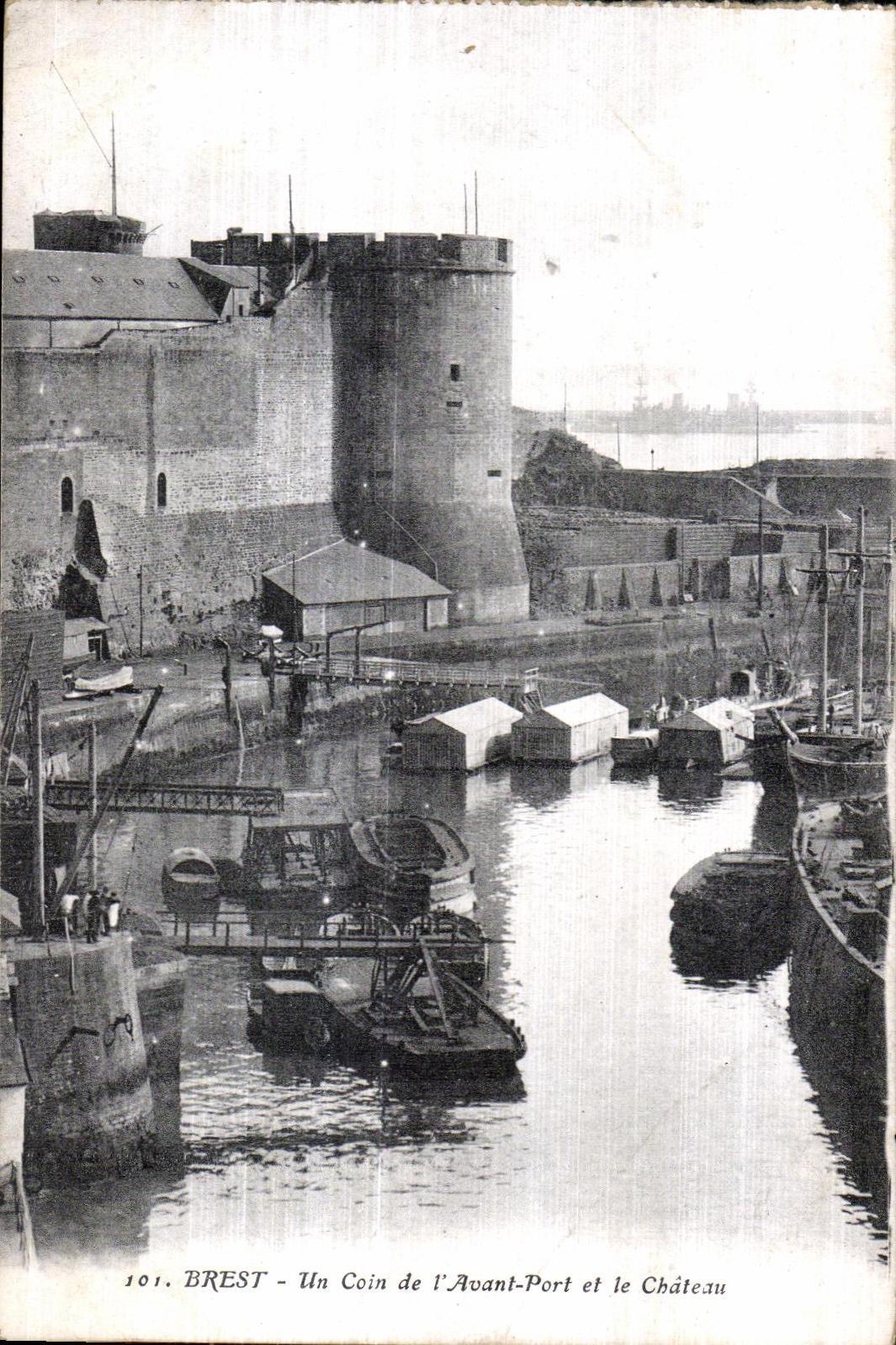 CPA Brest Un Coin de L Avant Port et le Chateau Bateau 