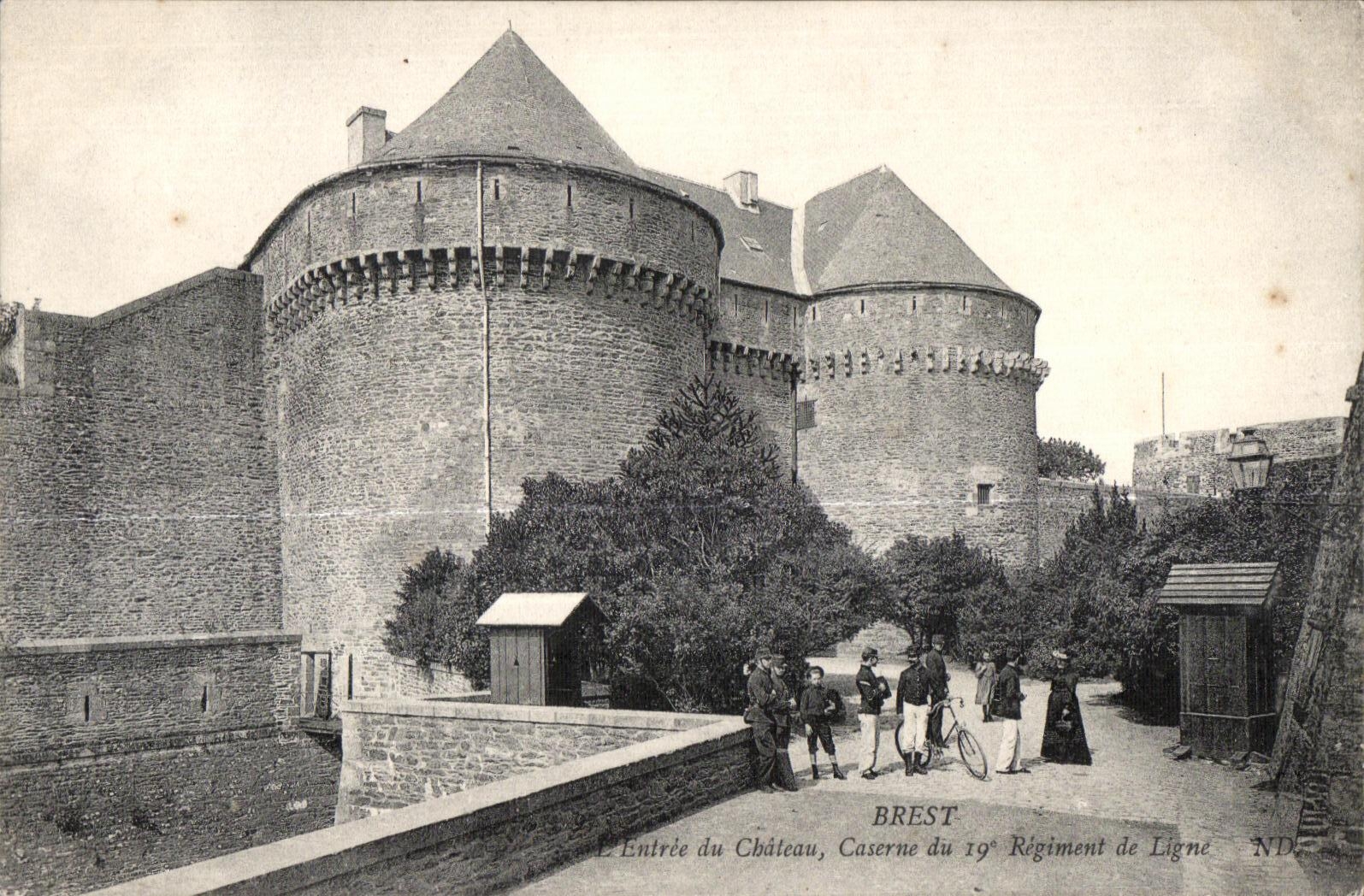 CPA Brest L Entrce du Cbateau Caserne du Regiment de Ligne velo Militaria 