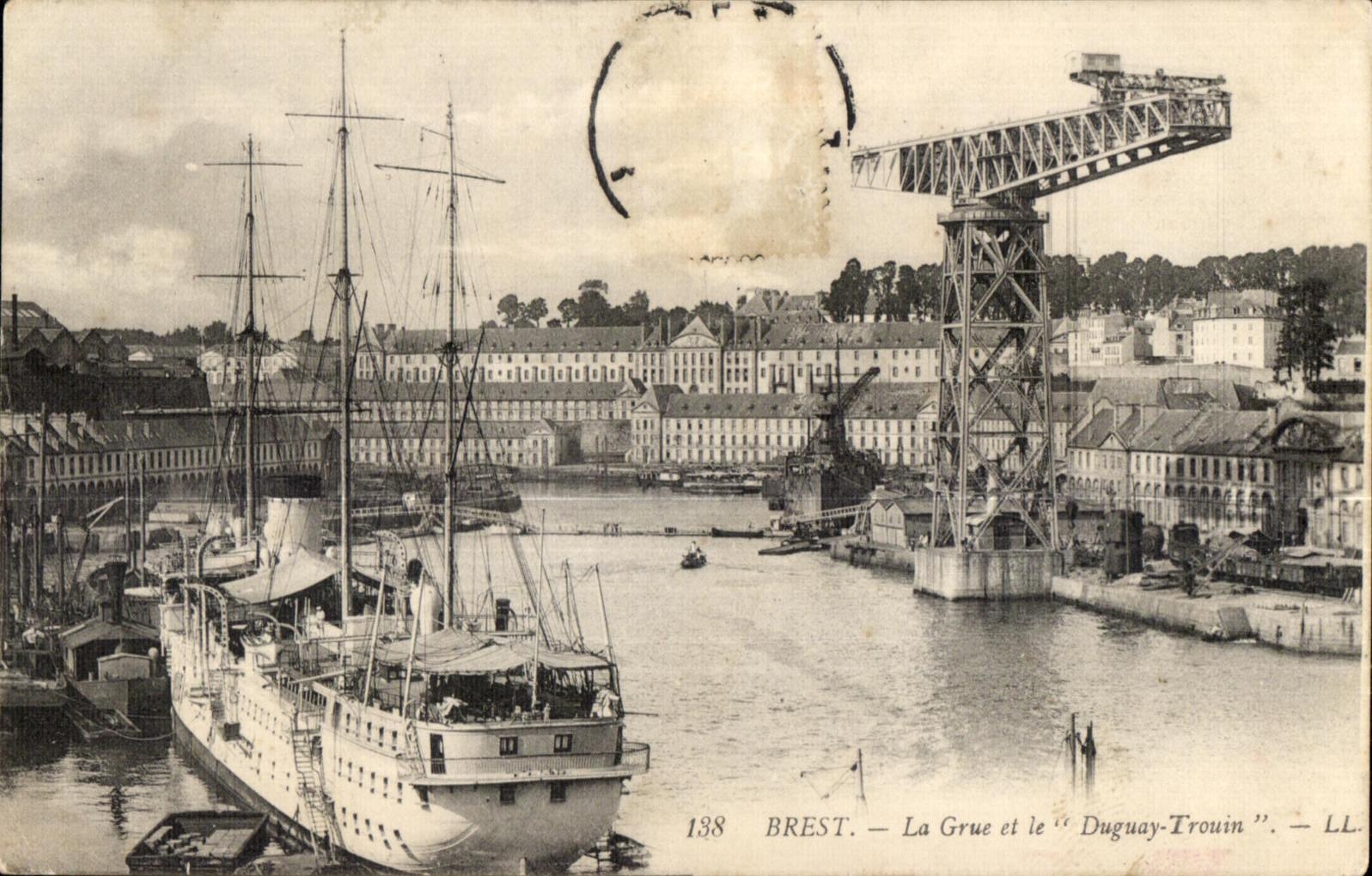 CPA Brest La Grue et le Duguay Trouin Bateau 