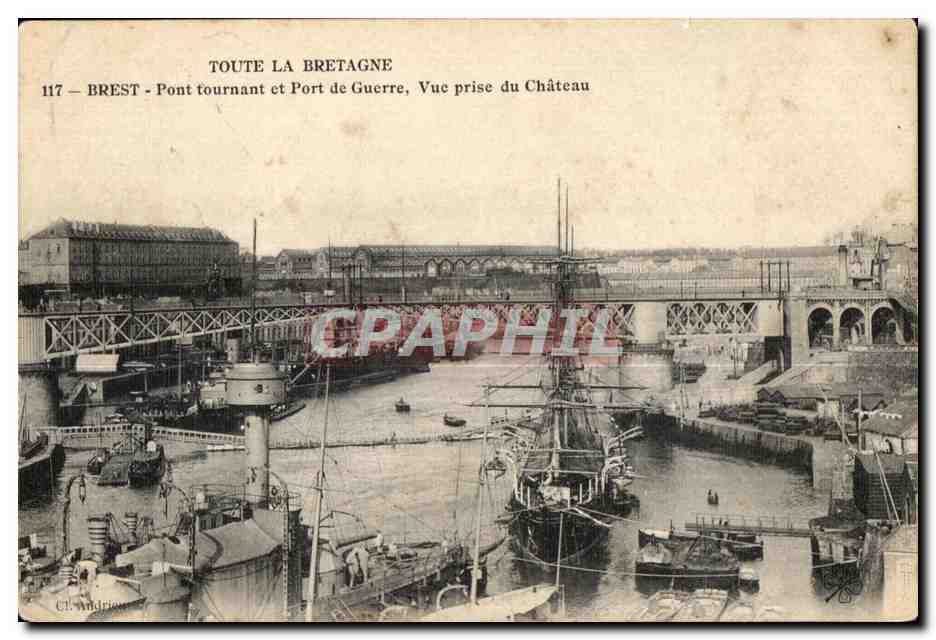 CPA Brest Pont tournant et POrt de Guerre Vue prise du Chateau Toute La Bretagne Bateaux 