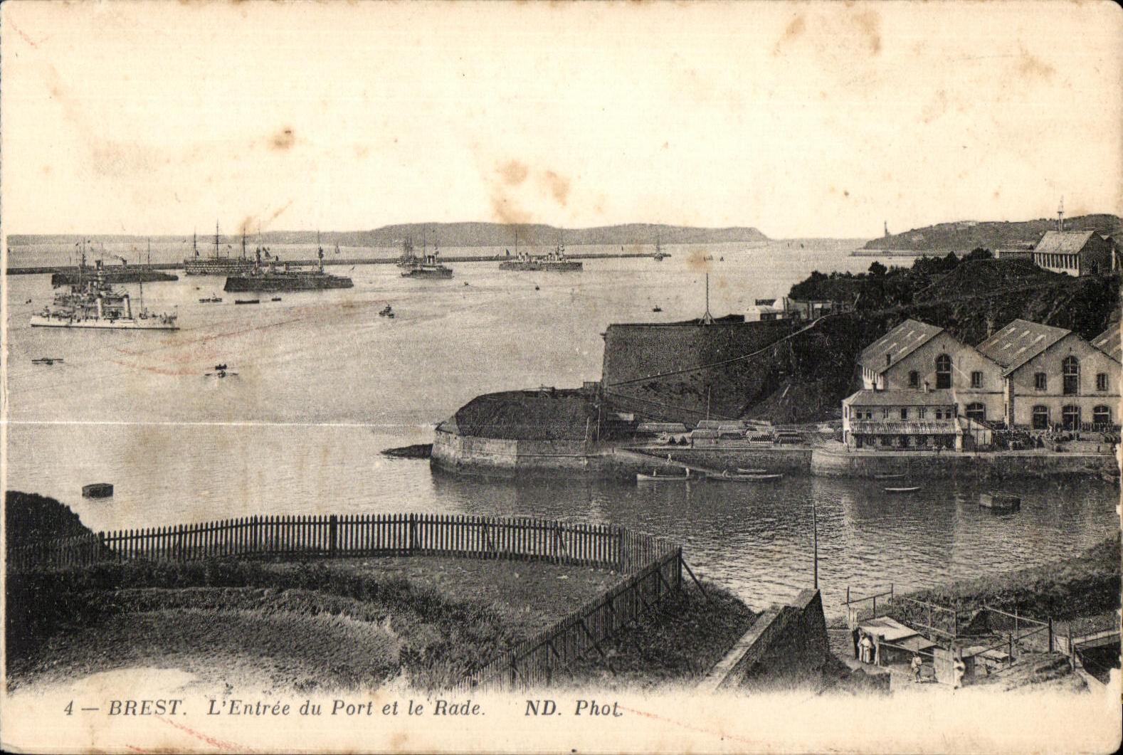 CPA Brest L Entree Du Port et le Rade