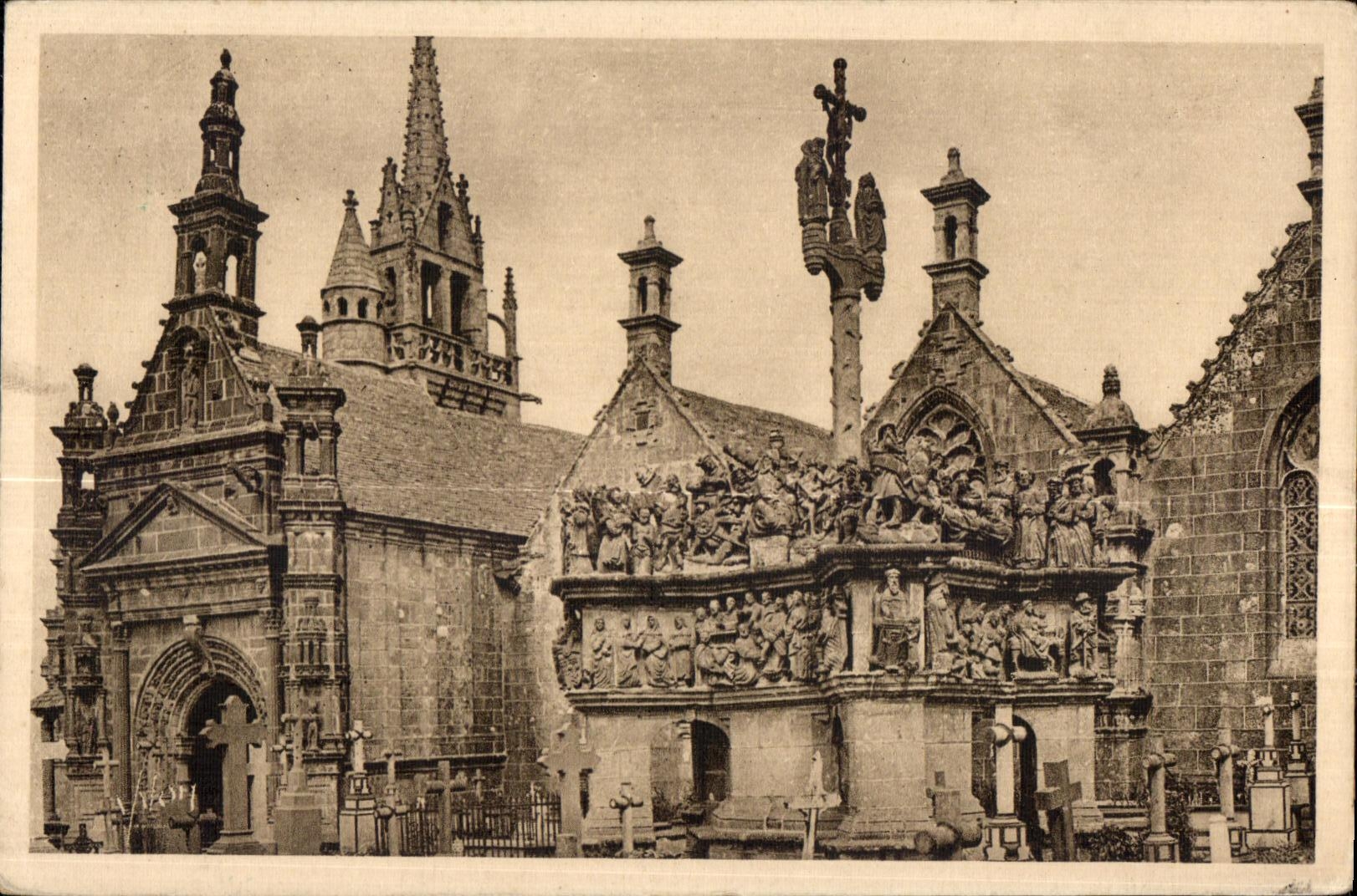 Guimiliau — El Calvario (1581-1588) y la Iglesia (reconstruida en el siglo XVII) — Les Éditions d'Art Yvelines, Paris