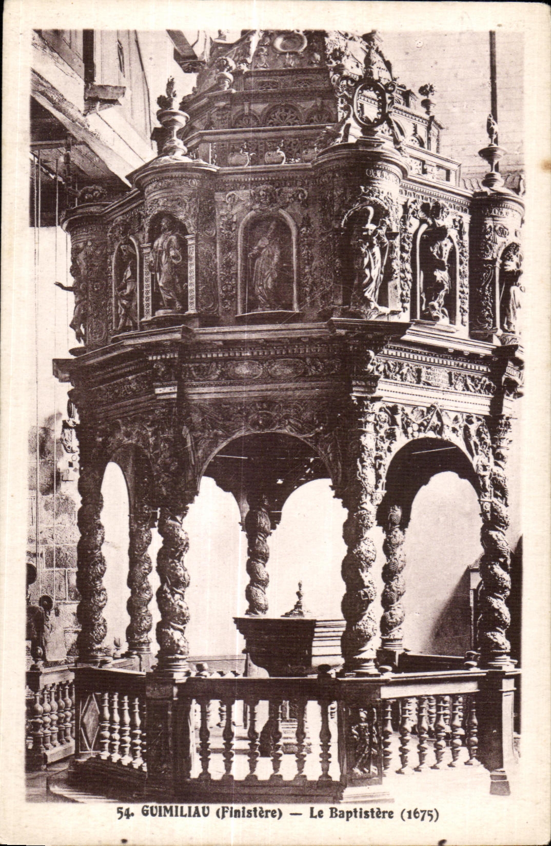 Guimiliau (Finistère) — Le Baptistère (1675)