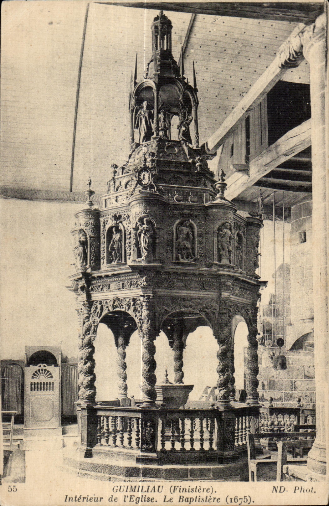 Guimiliau (Finistère) — Interior de la iglesia. El baptisterio (1675) — ND. Fot.