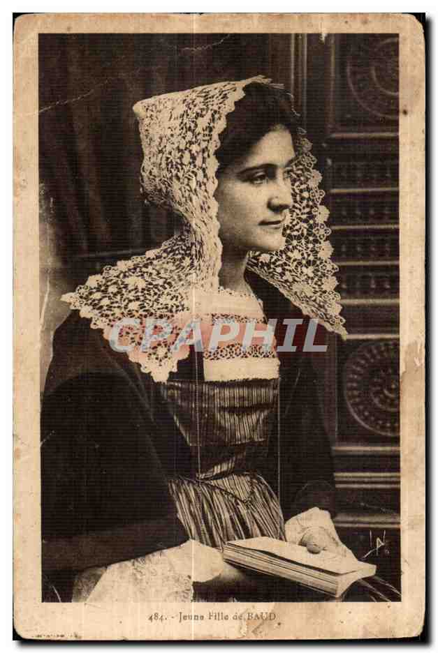 CPA Jeune Fille de Baud Folklore Costume