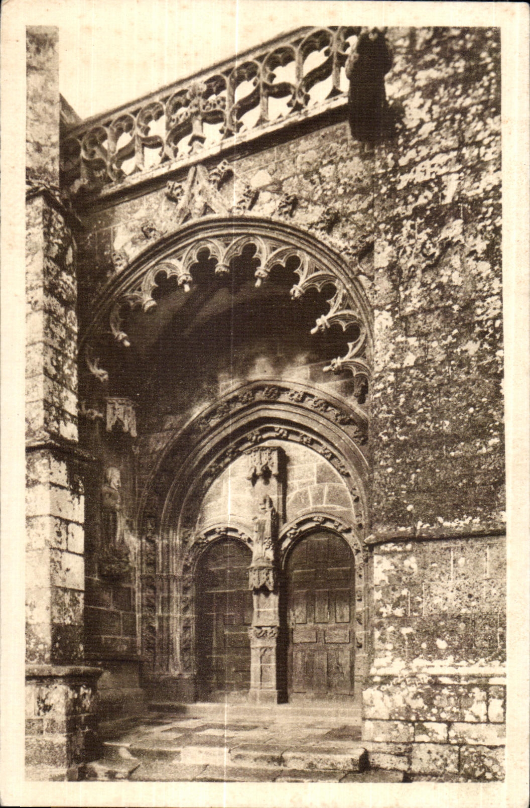 Kernascléden — Le Petit Porche avec ses deux statues anciennes de Saint Antoine et de Sainte Catherine — Éditions Universitaires Touraines
