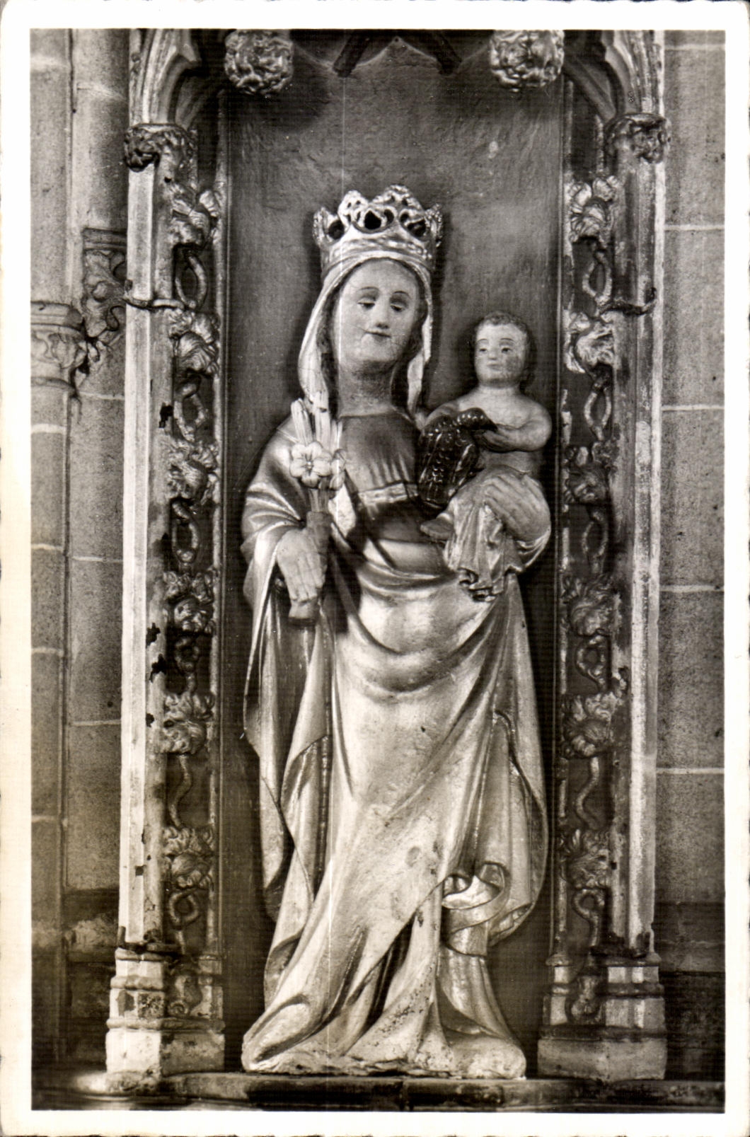 CPSM N D de Kernascleden (Morbihan) Statue en granit du XV siecle