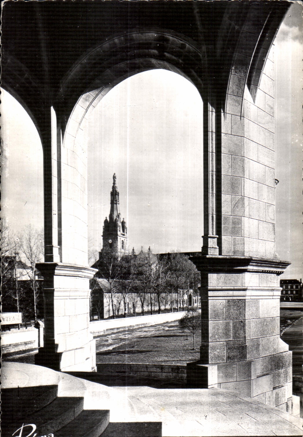Sainte-Anne-d'Auray — Le clocher de la basilique vu du monument aux morts — Ed. d'Art REMA
