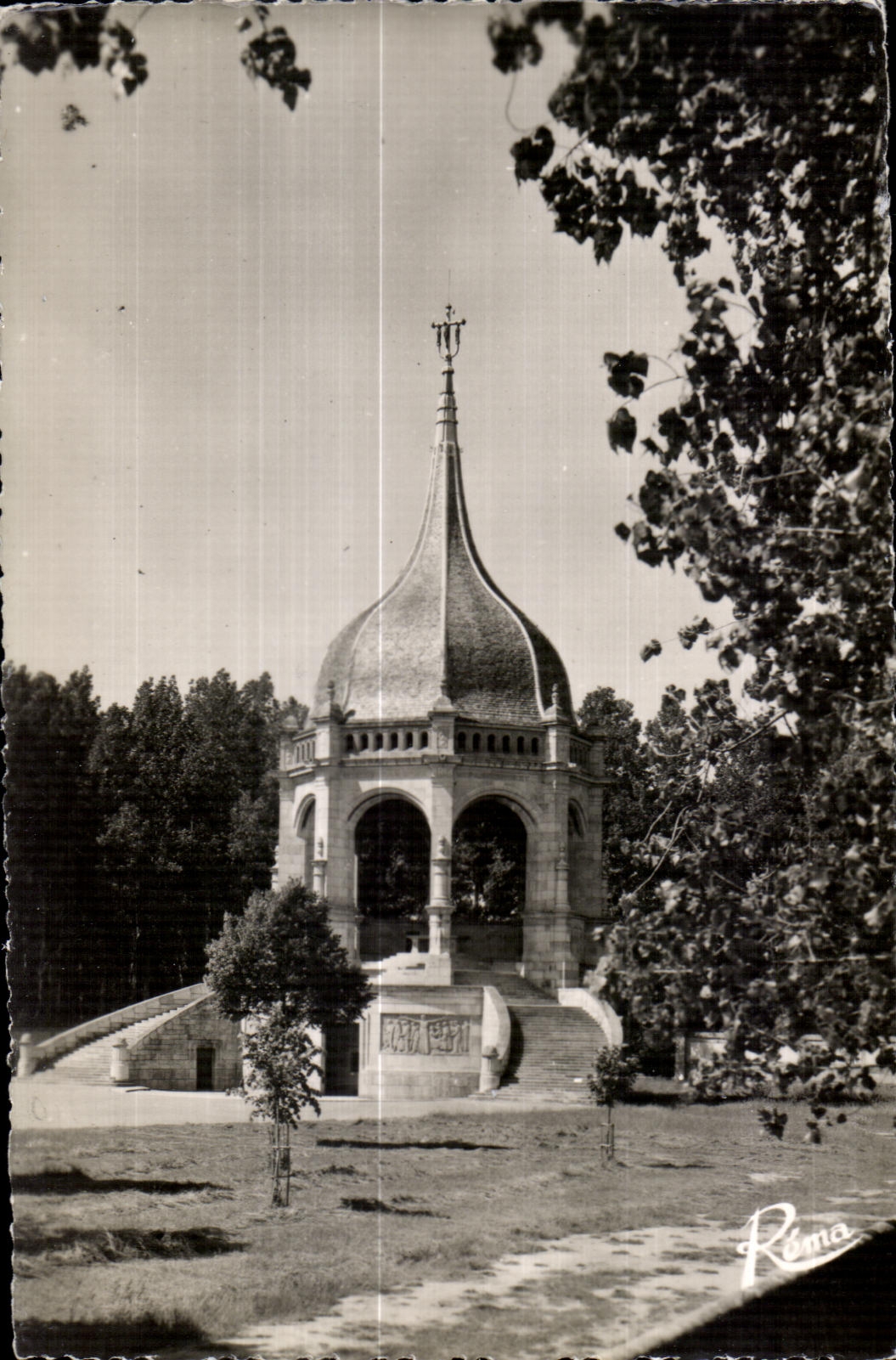 CPSM Sainte Anne D Auray (Morbihan) Le Monument aux Morts