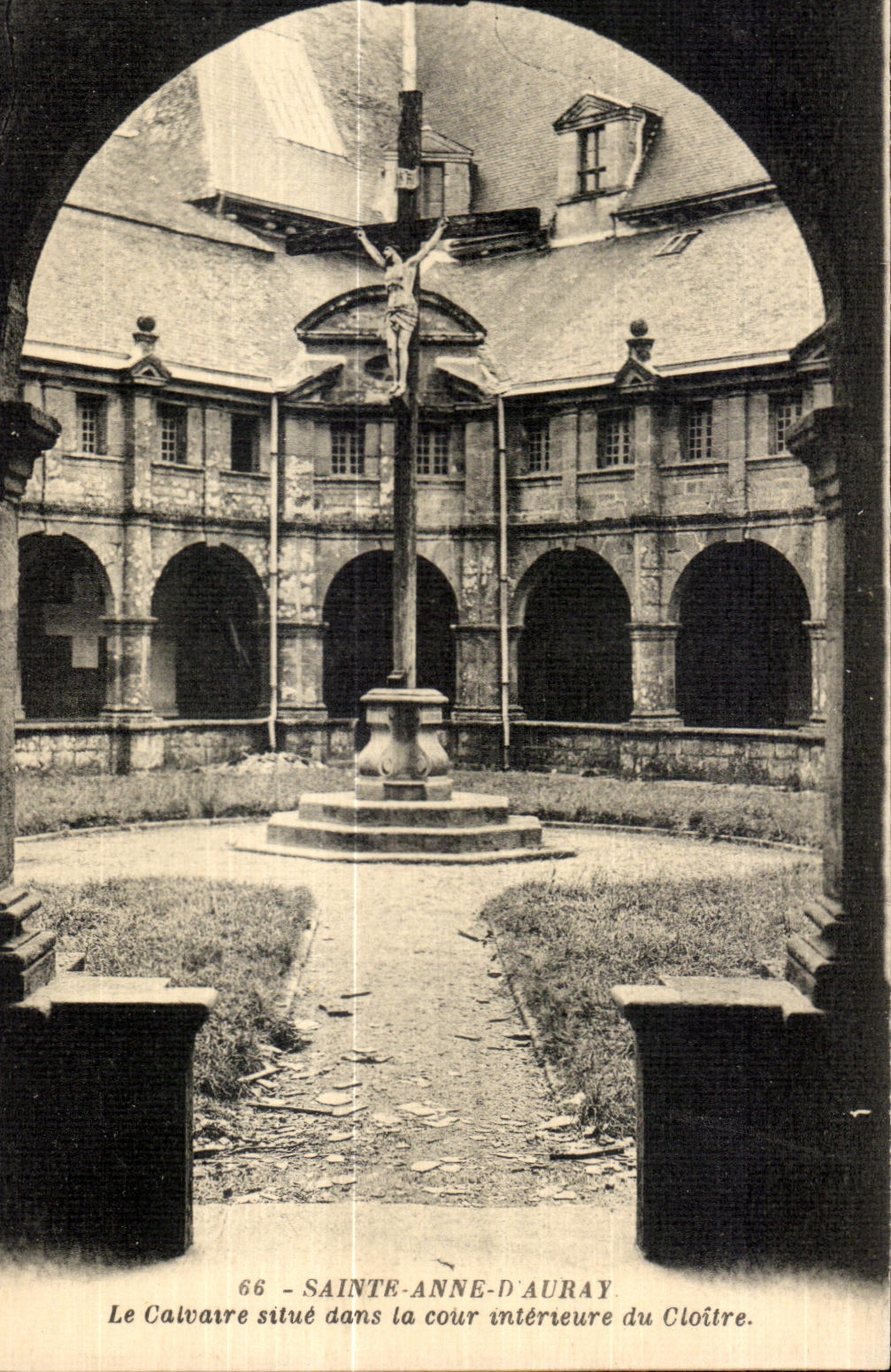 CPA Sainte Anne d Auray Le Calvaire Silue dans la cour interieure du Cloitre