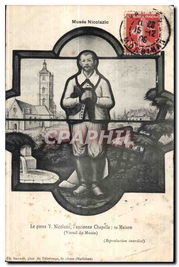 Le pieux Y. Nicolazic, l'ancienne Chapelle : sa Maison — (Vitrail du Musée) — Ch. Samson, phot. du Pèlerinage, St.-Anne (Morbihan)