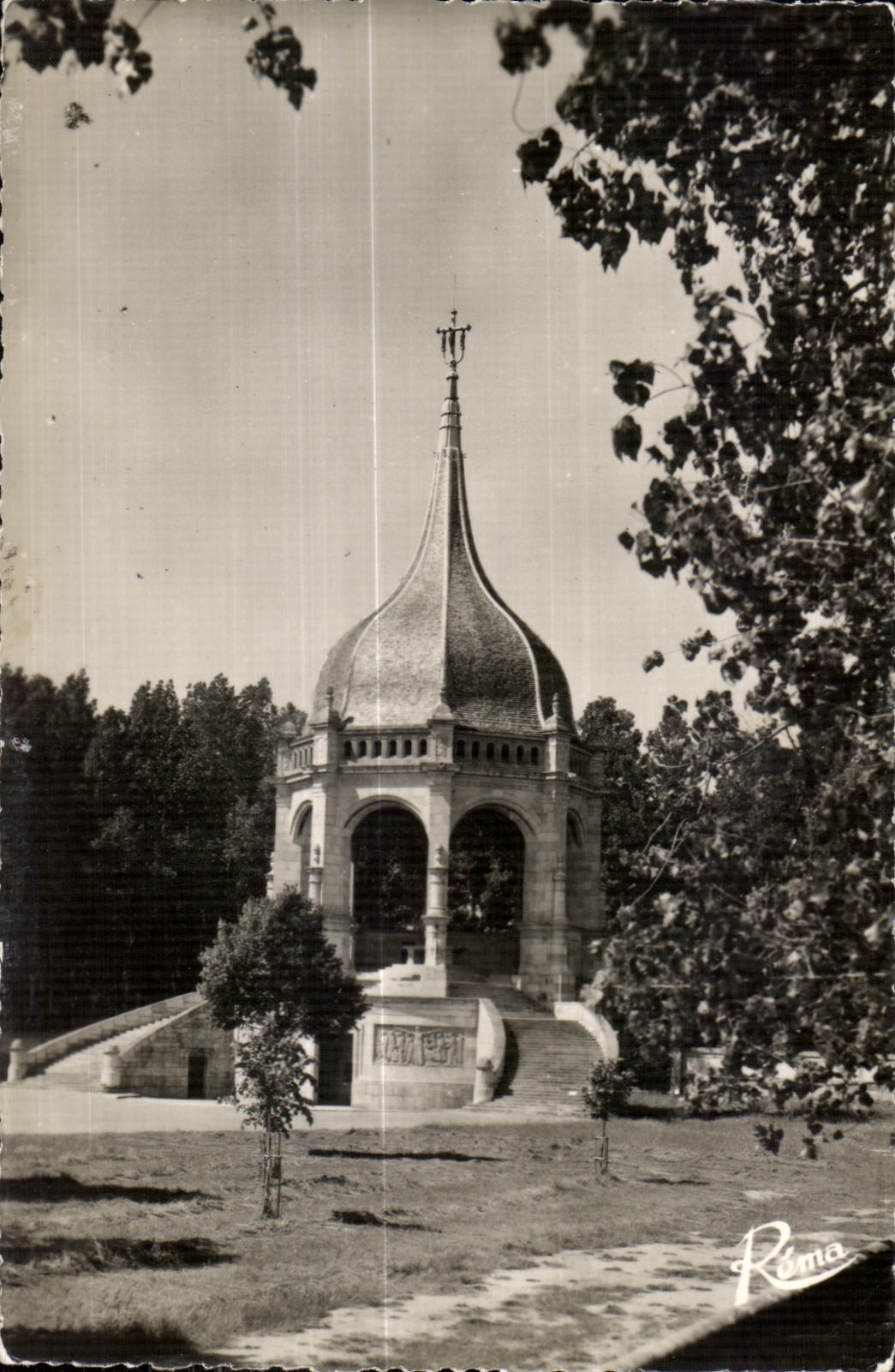CPSM Sainte Anne D Auray (Morbihan) Le Monument aux morts 