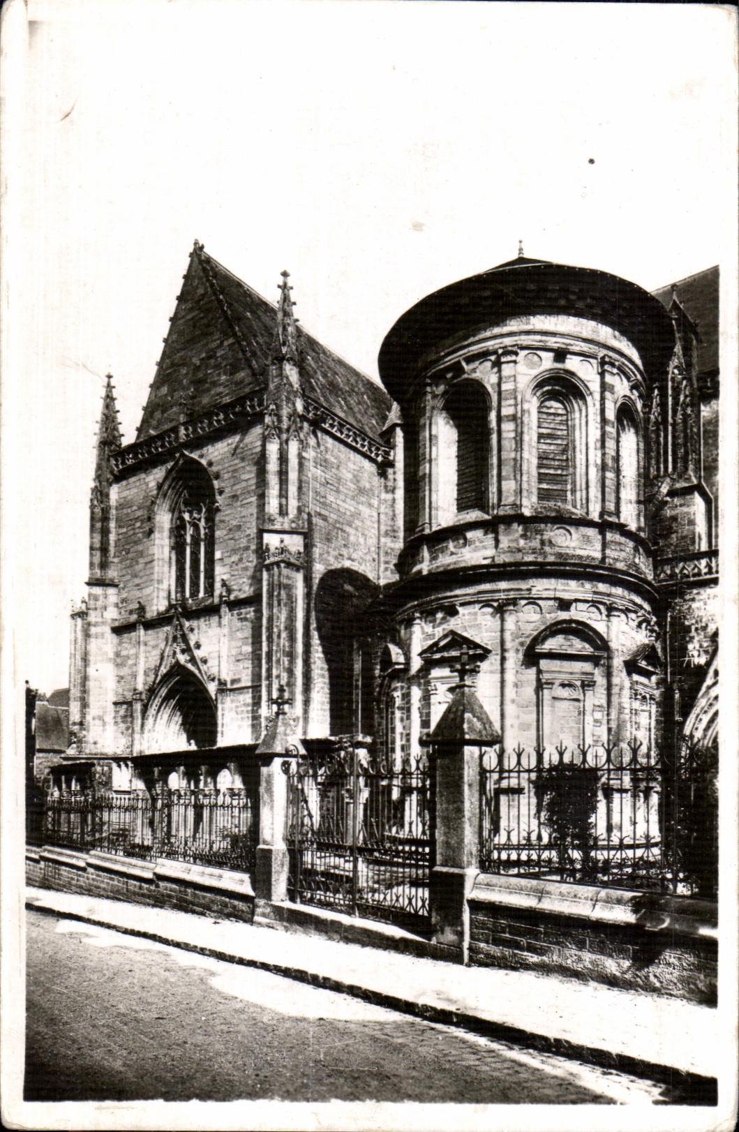 CPA Vannes Tour Renaissance et un cote de la cathedrale