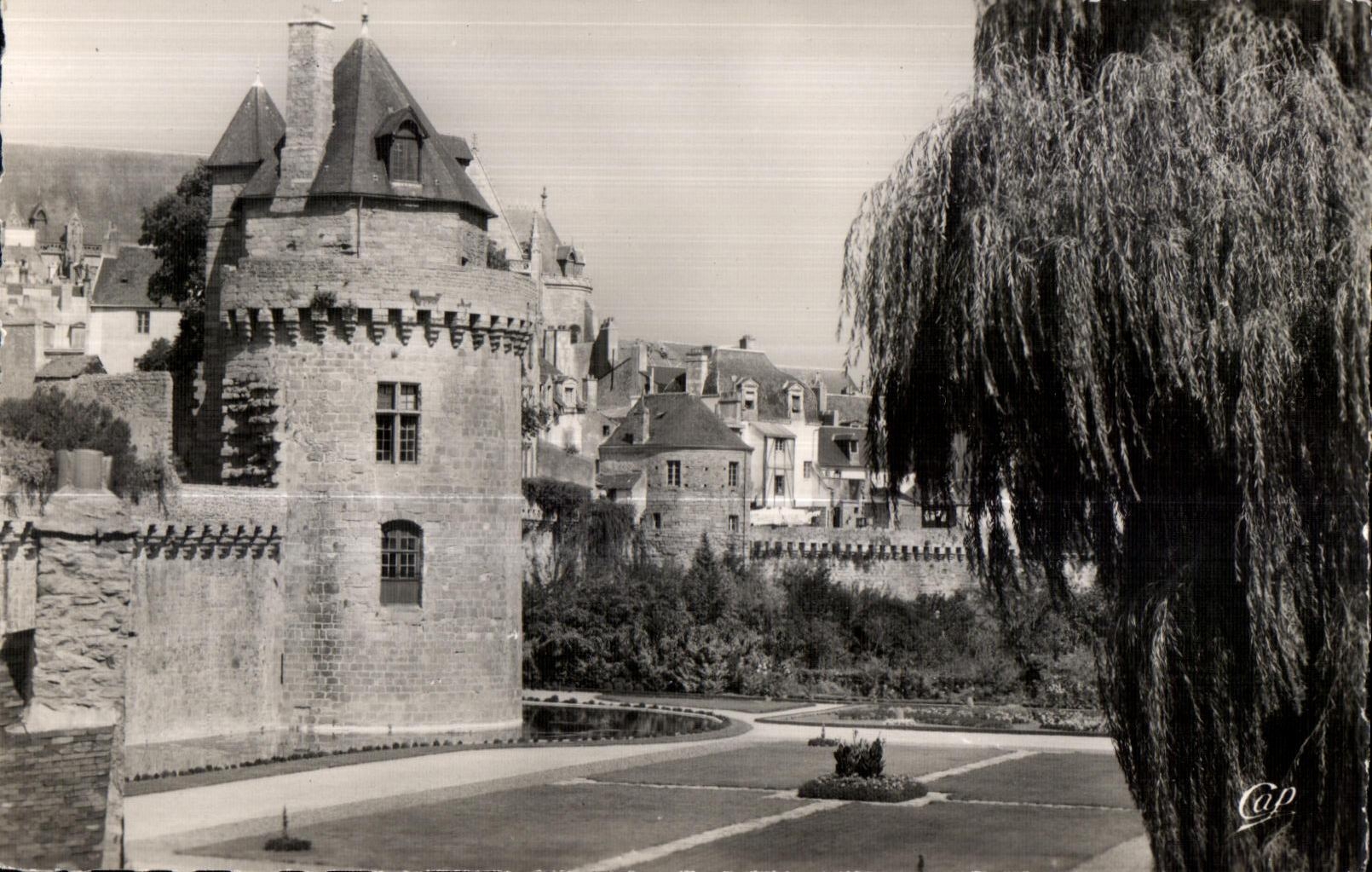 CPA Vannes les jardins et les remparts