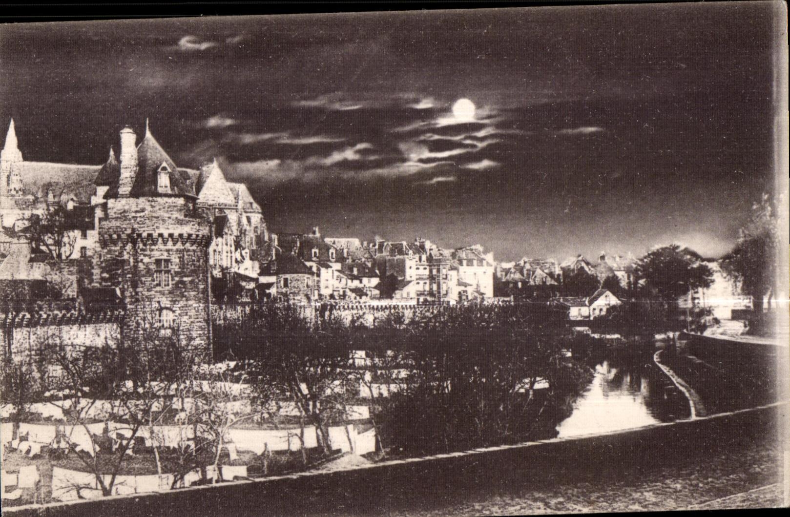 CPA Vannes les remparts au clair de lune