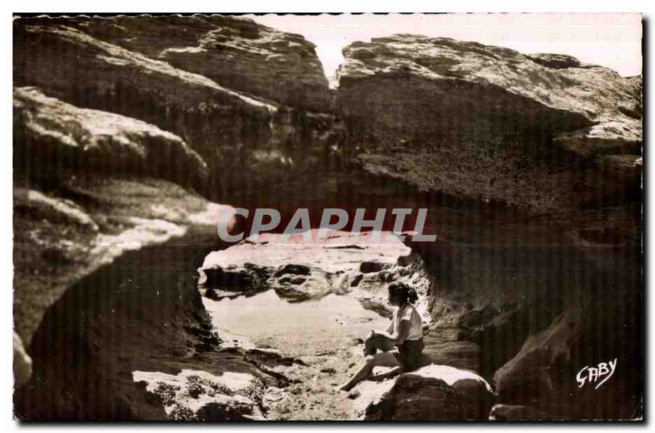 Femme assise sur des rochers — vue de la Pointe de Peney — éditeur Gaby