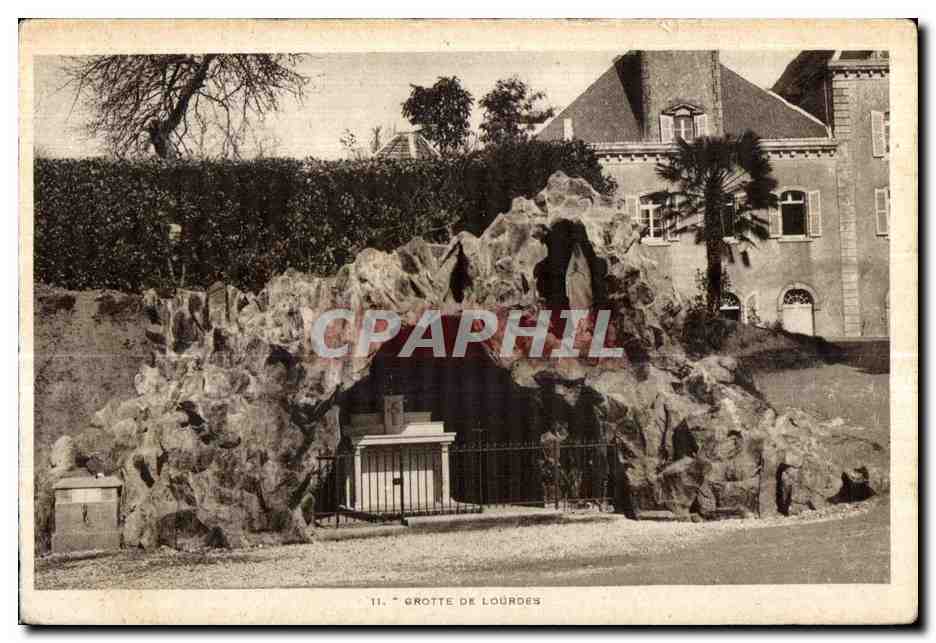 Grotte de Lourdes — vue de la grotte artificielle avec maison en arrière-plan — éditeur non visible, n° de série 11