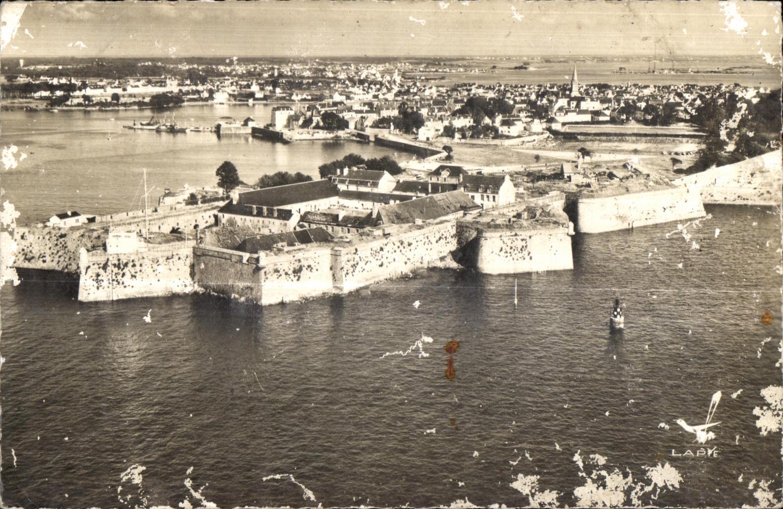 CPA En avion au dessus de port louis (Morbihan) la citadelle remparts du 16 eme siecle et vue generale
