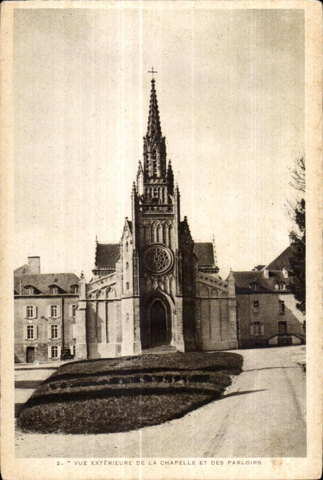 CPA Vue exterieur de la chapelle et des parloirs Maison mere des filles de Jesus Saint Joseph de Kermaria pres Locmine