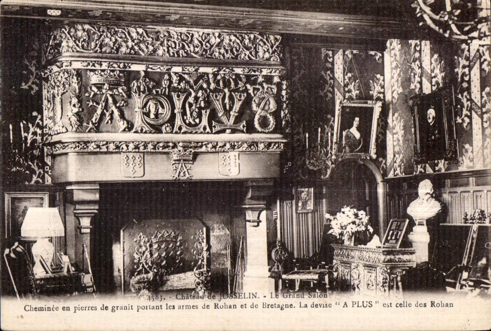 Schloss Josselin — Der Große Saal — Marmorofen mit den Wappen von Rohan und Bretagne