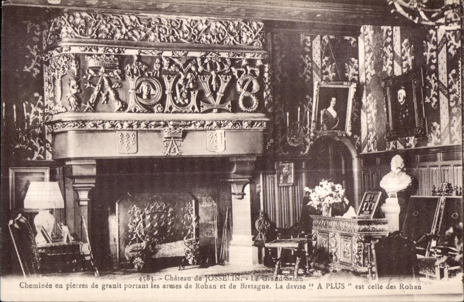 Château de Josselin - Le Grand Salon — Cheminée en pierres de granit portant les armes de Rohan et de Bretagne. La devise 'A PLUS' est celle des Rohan.