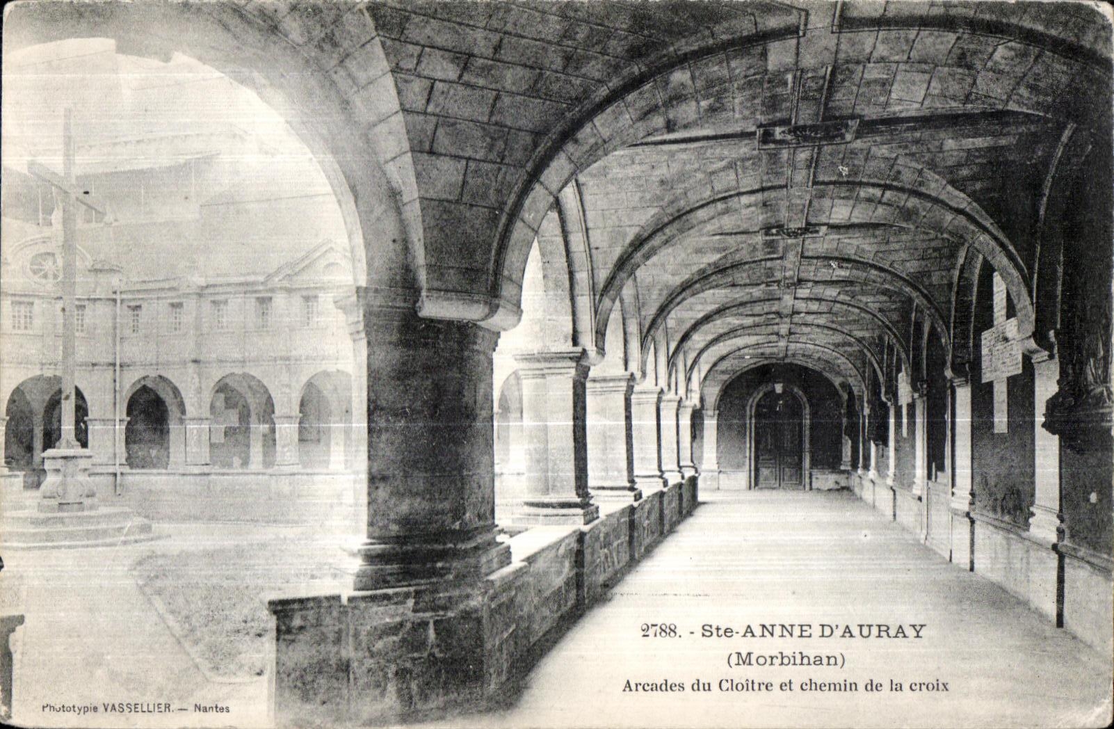 Arcades du Cloître et chemin de la croix — Ste-ANNE D'AURAY (Morbihan) — Phototypie VASSELLIER, Nantes, n° 2788