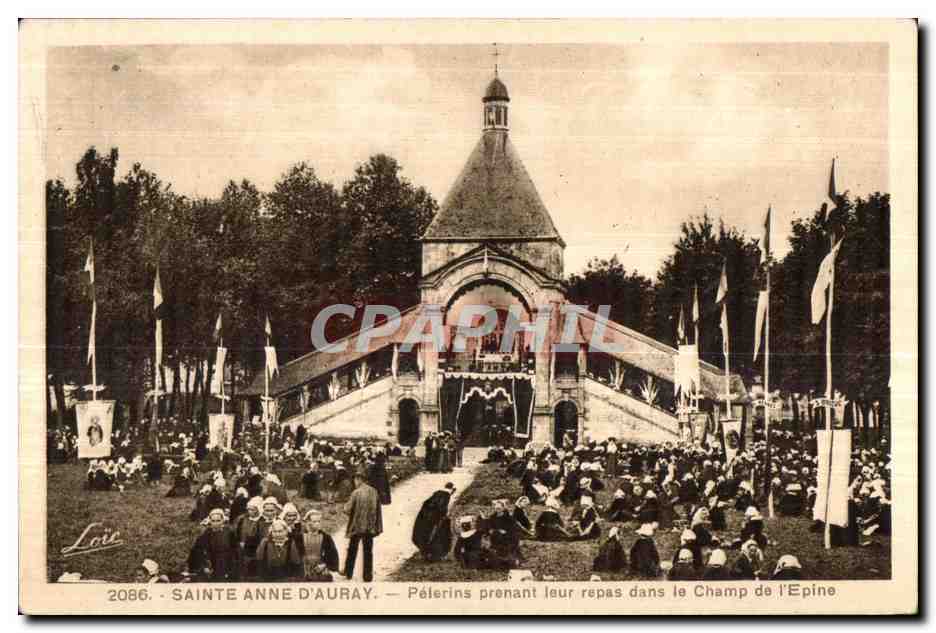 CPA Sainte Anne D Auray Pelerins prenant leur repas dans le Champ de I Epine Folklore