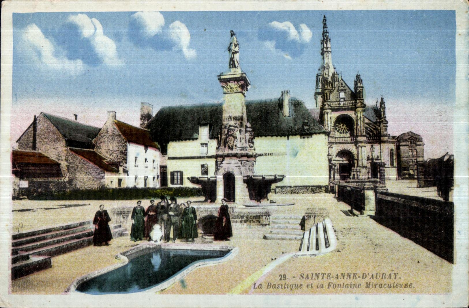 CPA Sainte Anne D Auray La Basilique et la Fontaine Miraculeuse Folklore Costume