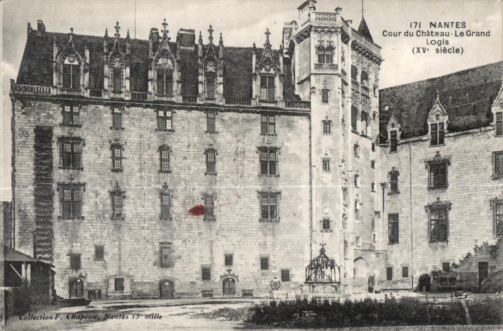 CPA Nantes Cour du Chateau Le Grand Logis (XV siecle)