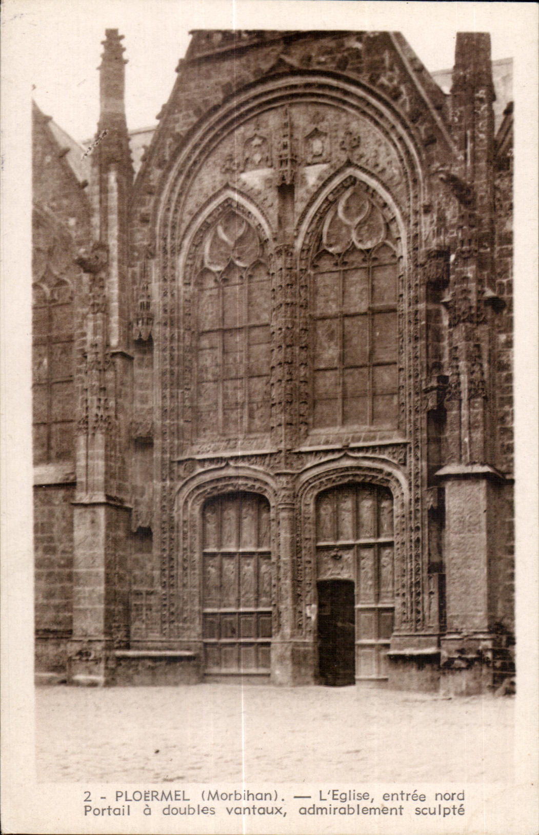 Ploërmel (Morbihan) — L'Église, entrée nord, portail à doubles vantaux, admirablement sculpté