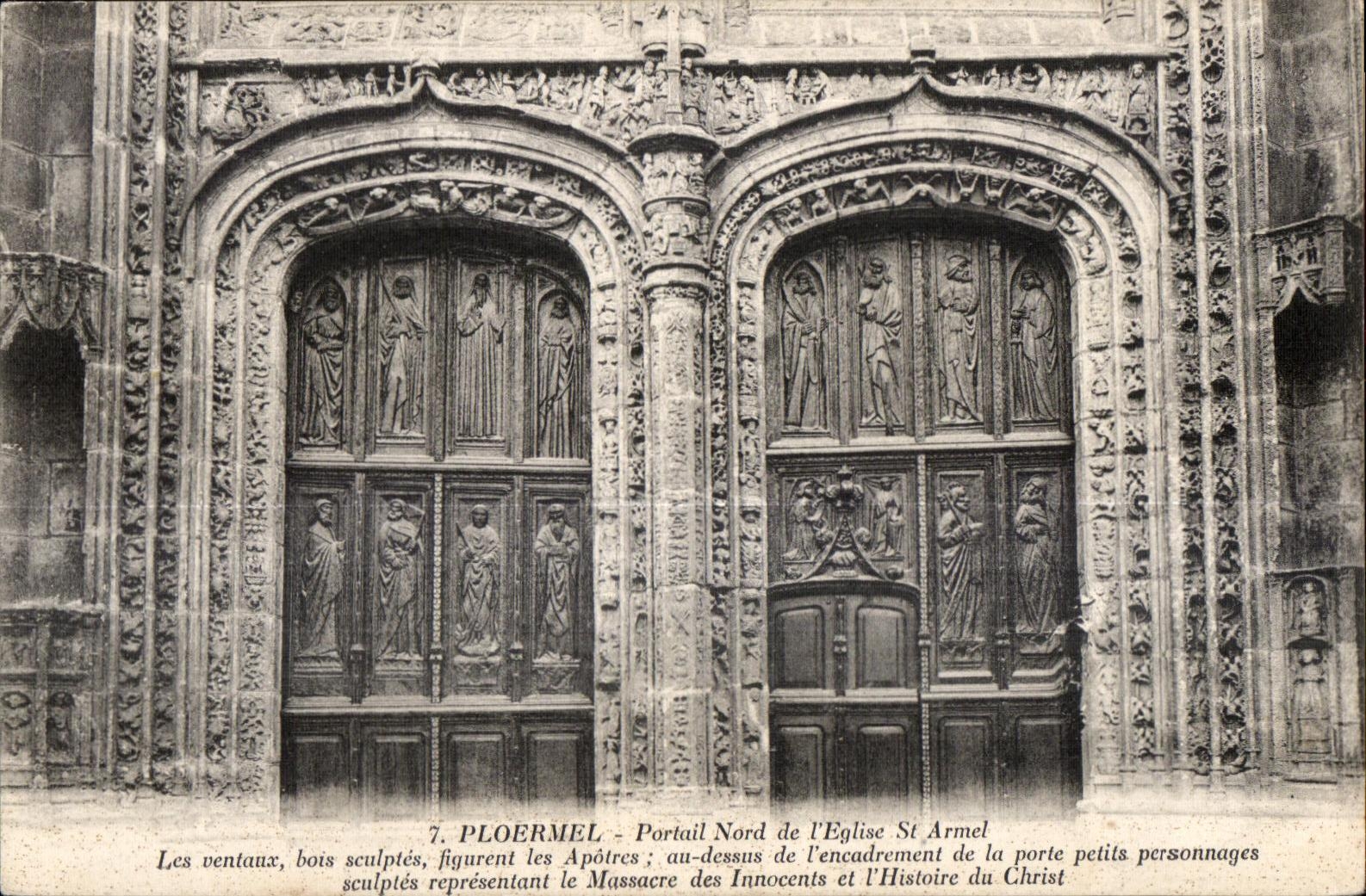 Ploermel - Portail Nord de l'Église St Armel — Les vantaux sculptés représentent les Apôtres et le Massacre des Innocents
