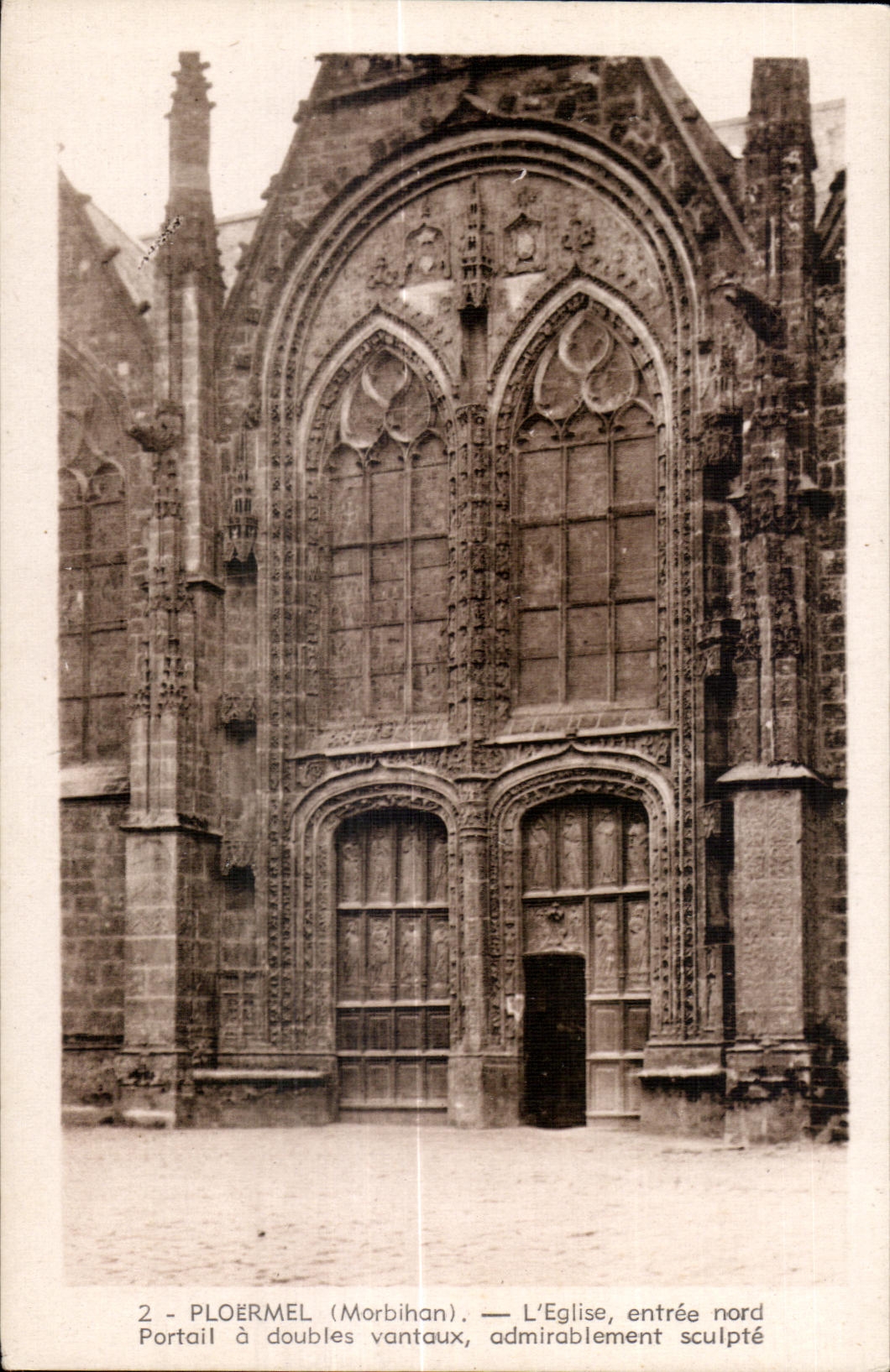Ploërmel (Morbihan) — L'Église, entrée nord, portail à doubles vantaux, admirablement sculpté