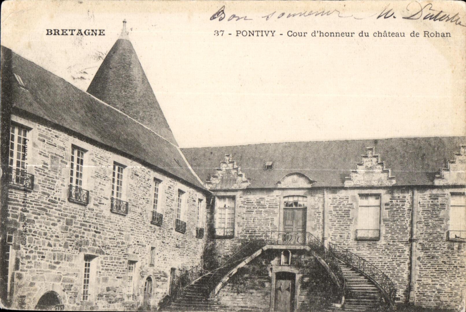 Pontivy - Cour d'honneur du château de Rohan — Bretagne, éditeur G. Chichery, n°37