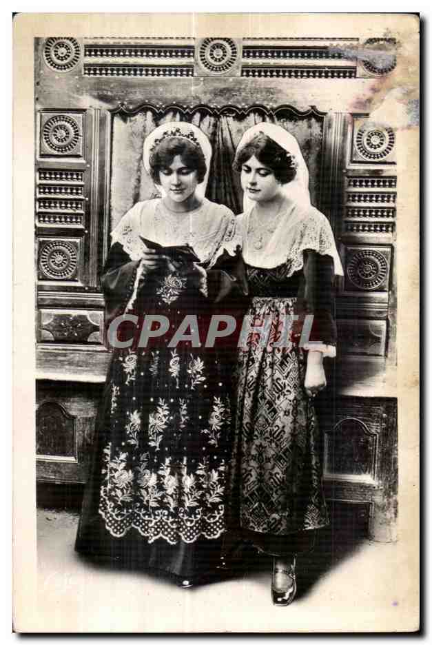 CPA Saint Gildas Rhuys Jeunes filles Folklore Costume