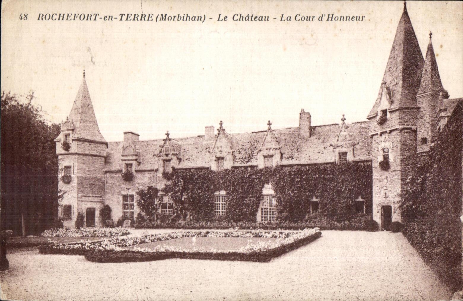 CPA Rochefort en Terre (Morbihan) Le Chateau La Cour d Honneur