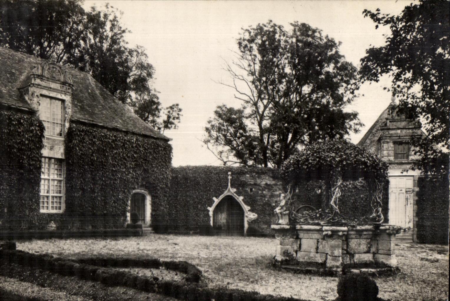 Rochefort-en-Terre — Puits dans la cour intérieure du Château — Édition Universitaire Paris