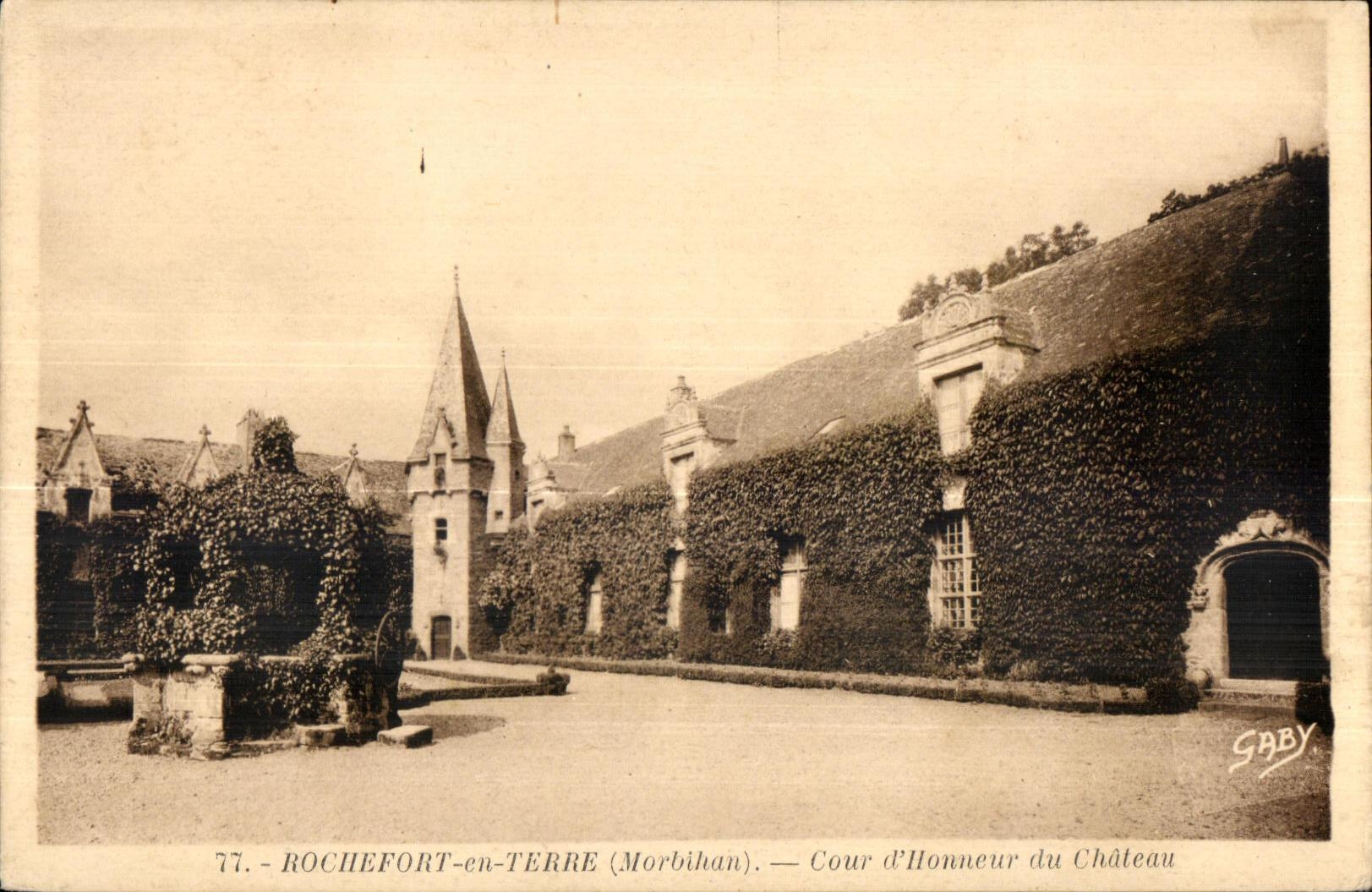 CPA Rochefort en Terre (Morbiban) Cour d honneur du chateau