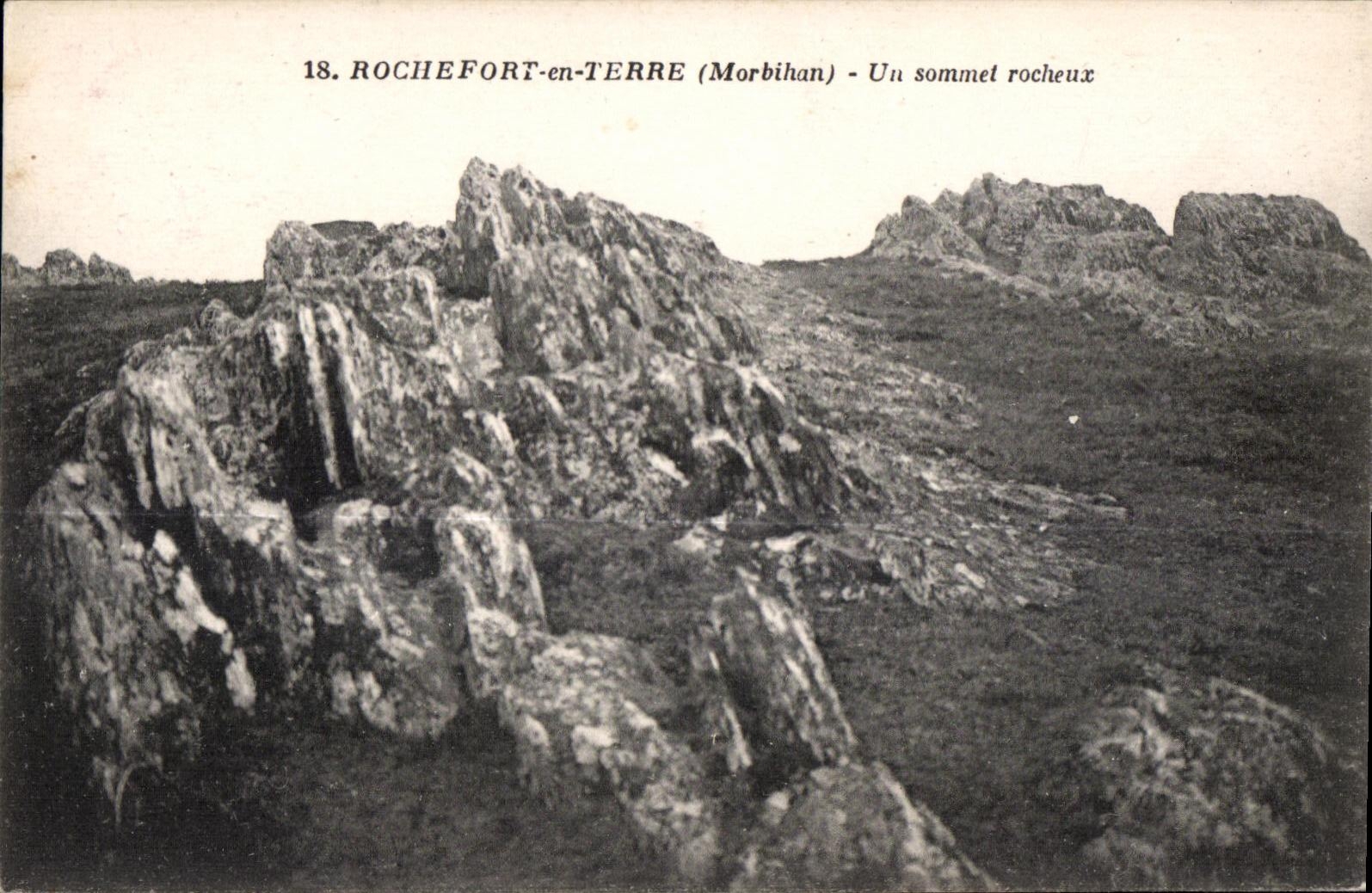 ROCHEFORT-en-TERRE (Morbihan) — Un sommet rocheux — J. Nozaïs, Nantes