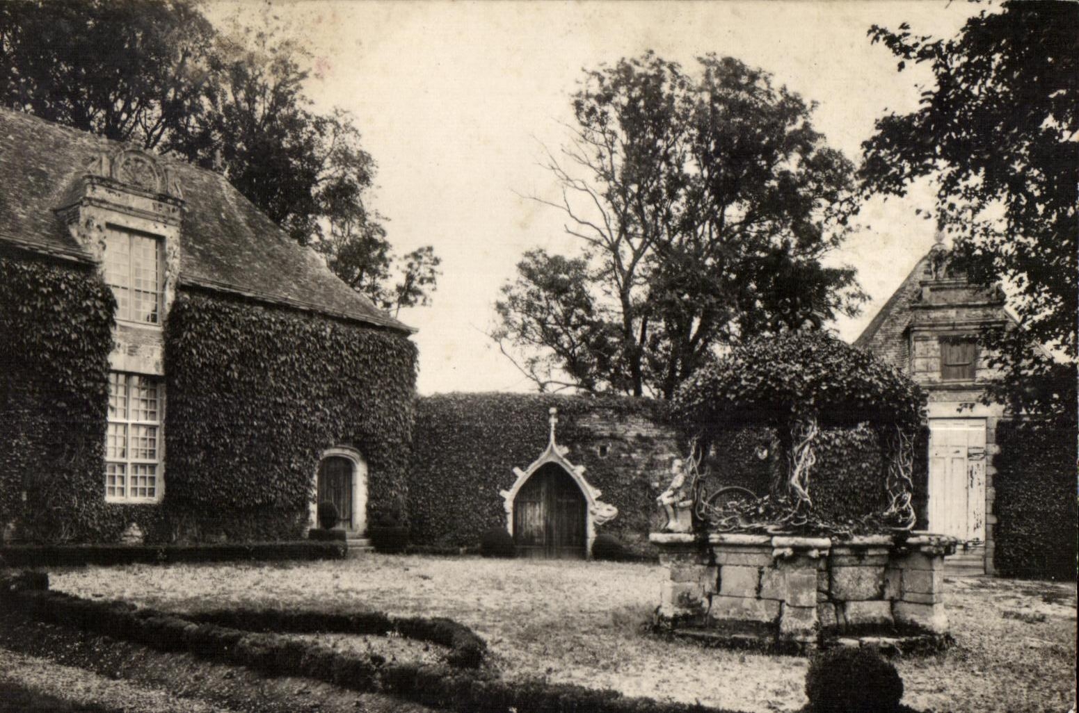 Rochefort-en-Terre — Cour intérieure du château avec puits — Édition Universitaire Paris