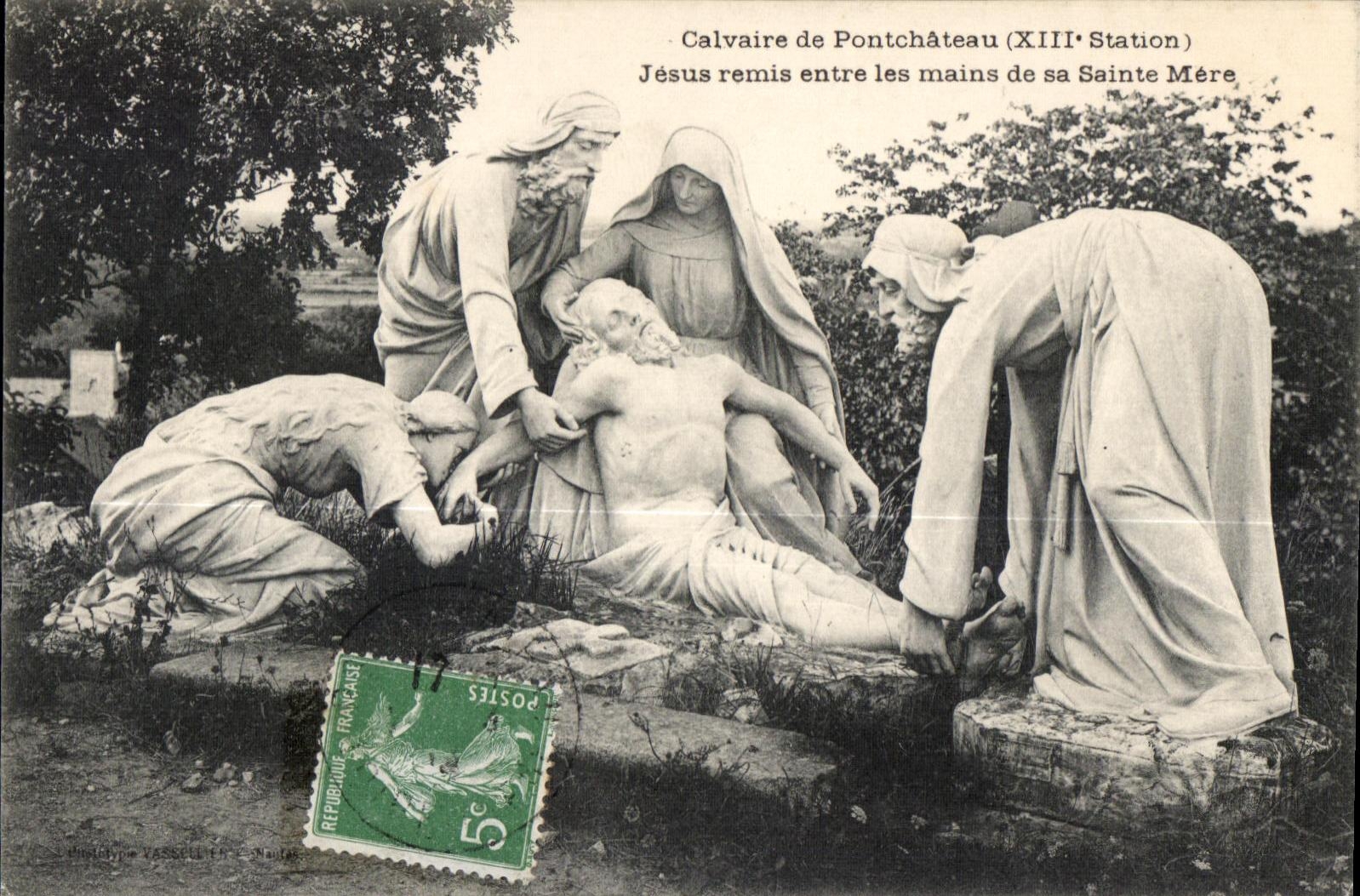 CPA Calvaire de Pontchateau (XIII Station) Jesus remis entre les mains de sa Sainte Mere