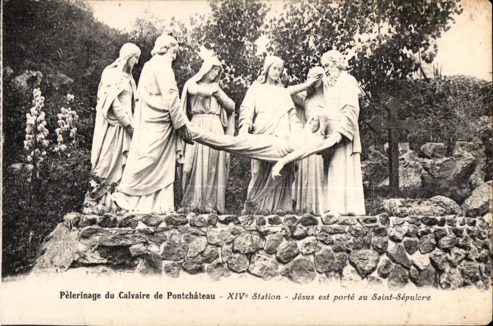 Pèlerinage du Calvaire de Pontchâteau — XIVe Station — Jésus est porté au Saint-Sépulcre